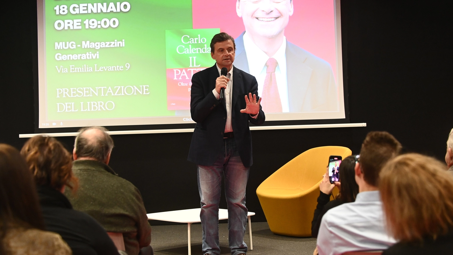 Inizia di slancio il tour in Emilia-Romagna del leader di Azione: presentando il suo libro ‘Il Patto. Oltre il Trentennio Perduto’ ai Mug, non lesina le stoccate alla maggioranza