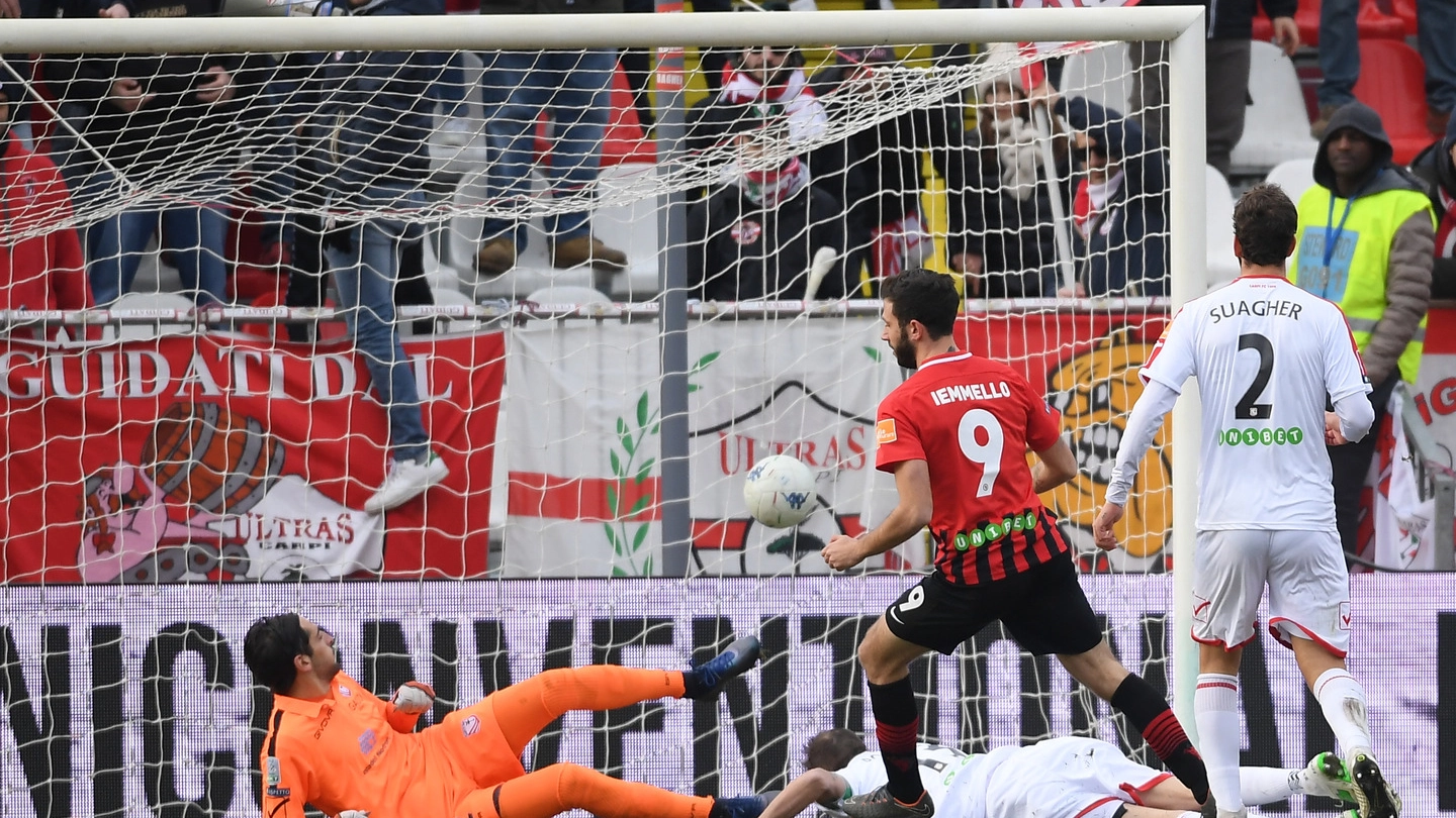 Carpi-Foggia 0-2, uno dei due gol di Iemmello (Foto LaPresse)