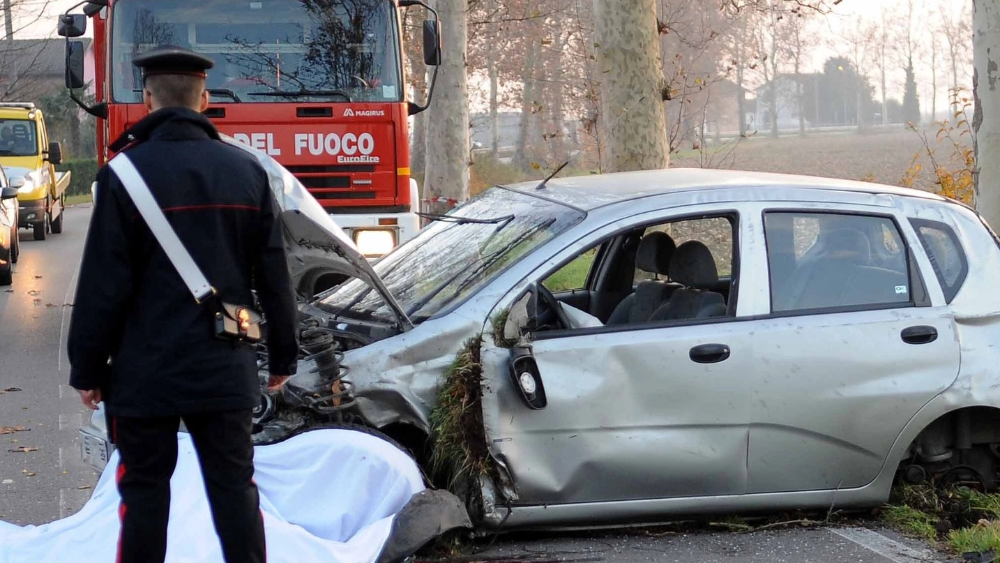 Un carabiniere sul posto dell’incidente mortale (foto Businesspress)