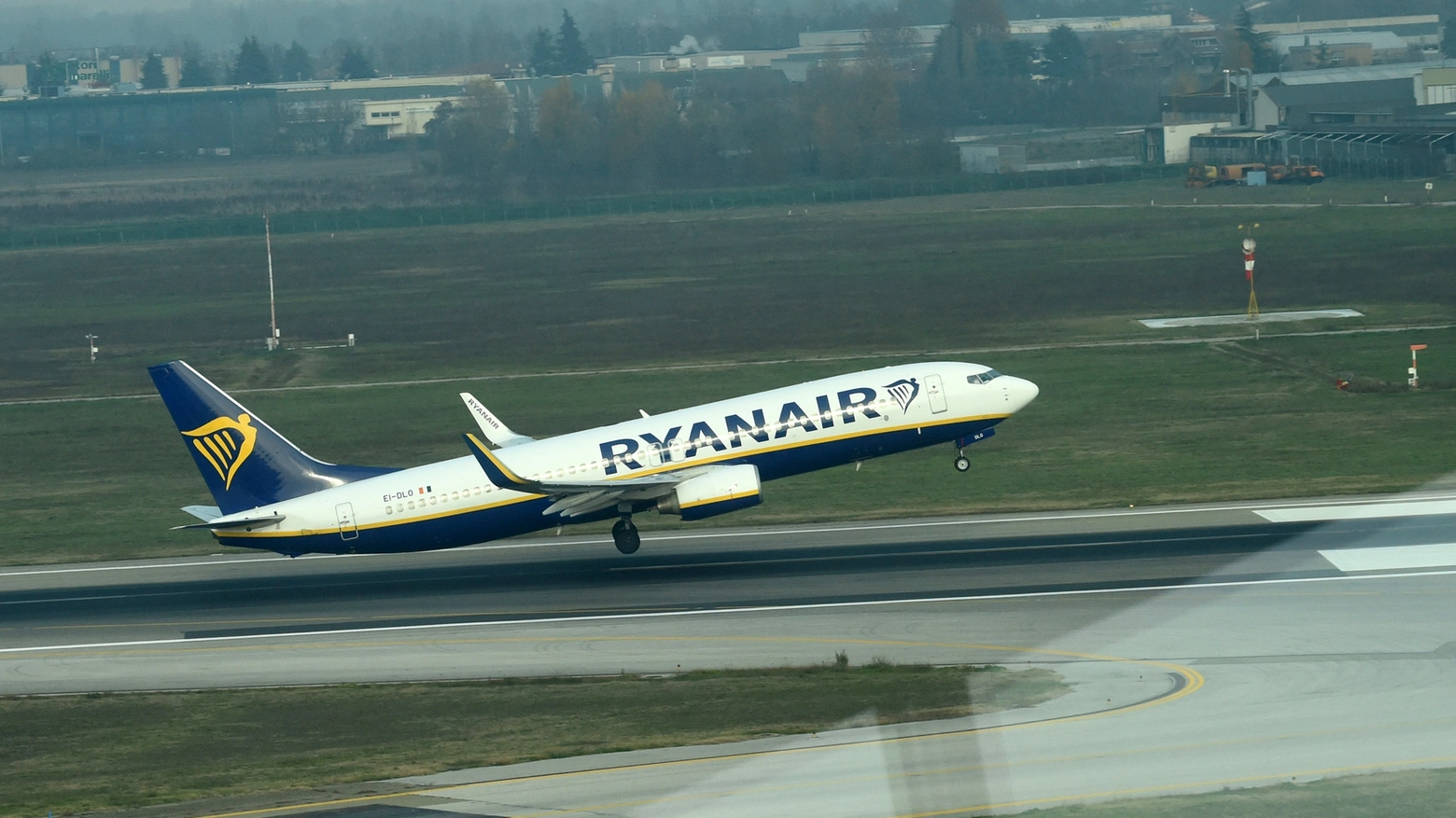 Il decollo di un volo Ryanair dal Marconi di Bologna