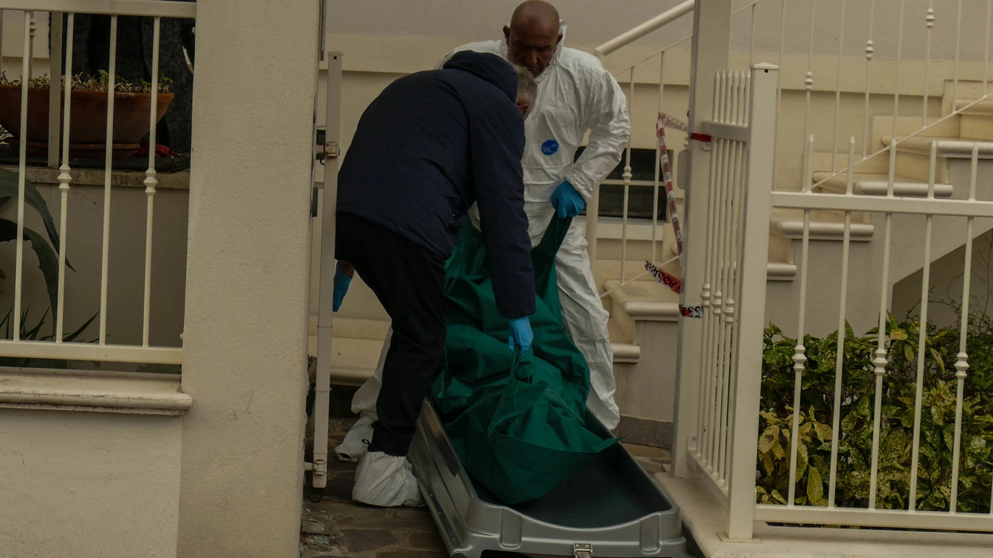 Omicidio Riccione, il cadavere di Rosa Santucci viene portato fuori dalla casa (Foto Bove)