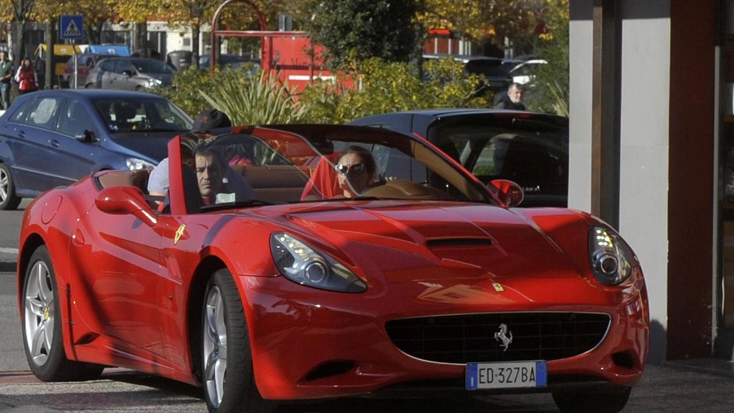 Una Ferrari a noleggio in transito sulle strade di Maranello; da tempo in Comune si discute sul tema 
