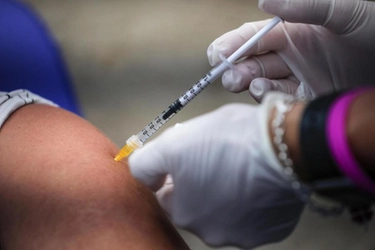 Quarta dose vaccino anti Covid: per chi e quando? La decisione dell'Aifa