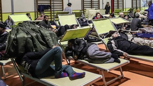 Gli sfollati trascorrono la notte in palestra (fotoPrint)