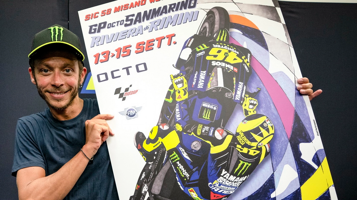 Valentino Rossi con il manifesto del MotoGp