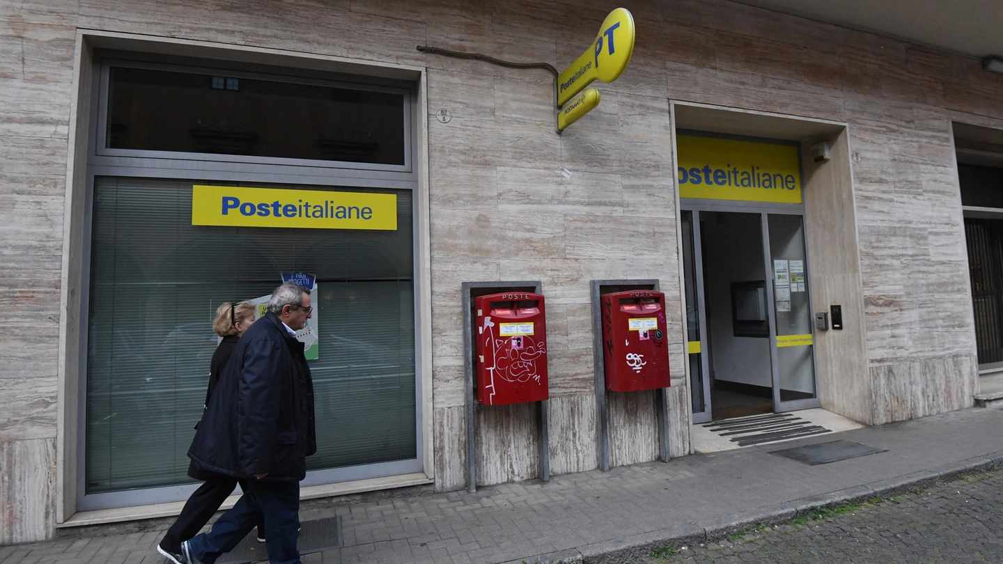 L'ufficio postale di Strada Maggiore a Bologna (foto Schicchi)