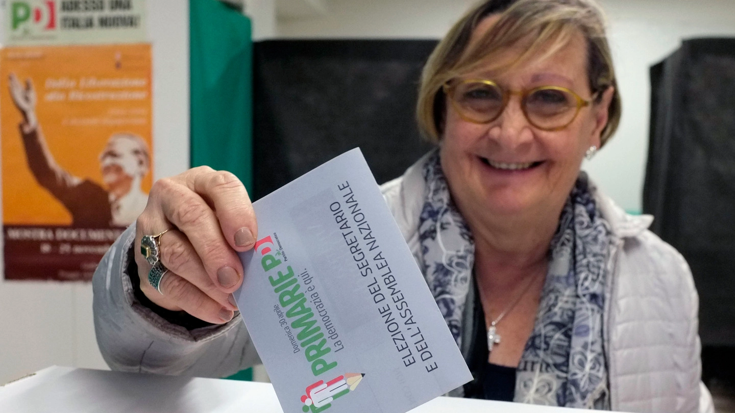 Elettrice al seggio di Macerata (foto Calavita)