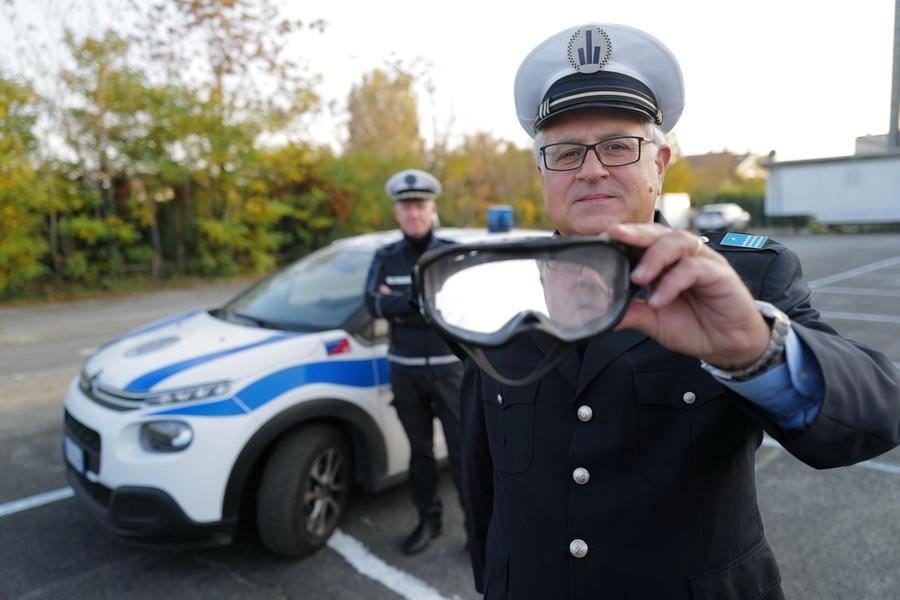 Il vigile urbano Paolo Rivalta mostra gli occhiali del test