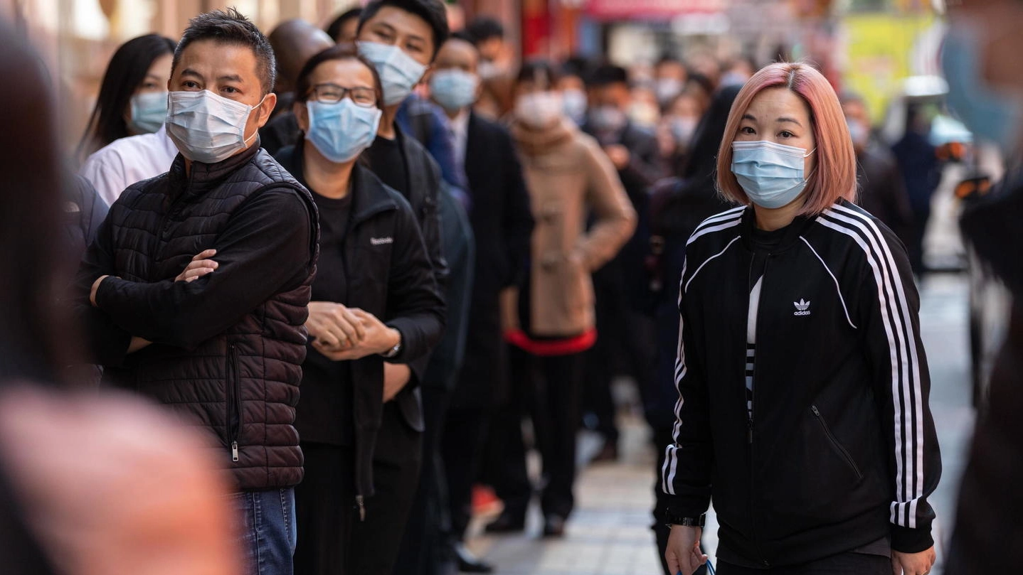 Cittadini cinesi con la mascherina per la paura del Coronavirus