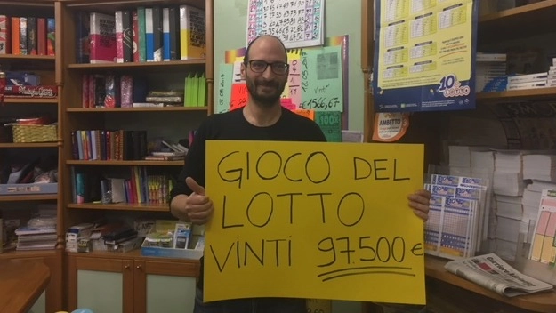 Manuele Ameli mostra il cartello della vincita al Lotto realizzata alla tabaccheria Alessandrini