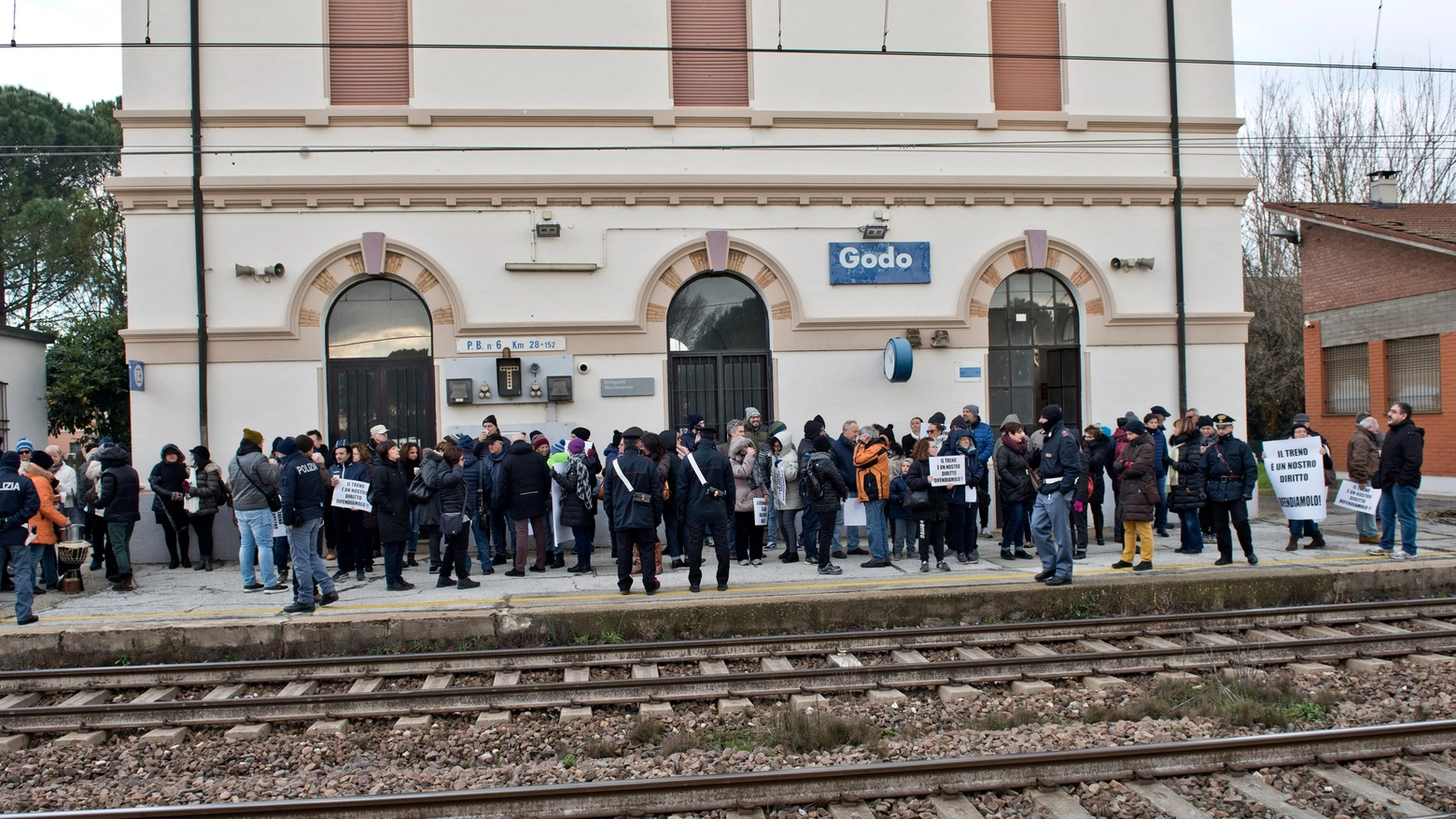Nuovo orario dei treni, la protesta dei pendolari di Godo. "Ridateci la stazione"