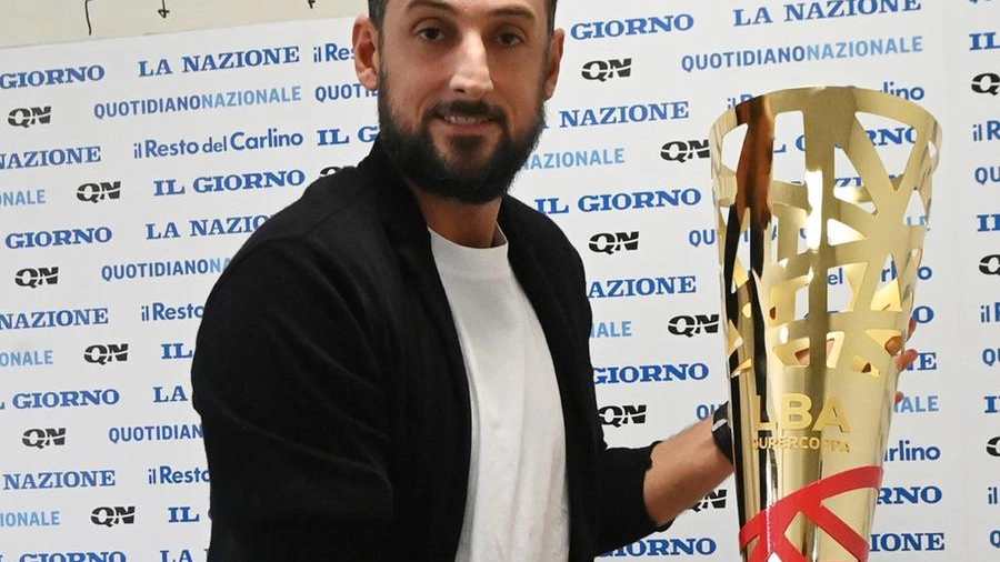 Marco Belinelli, 35 anni, capitano della Virtus posa con la Supercoppa (Schicchi)