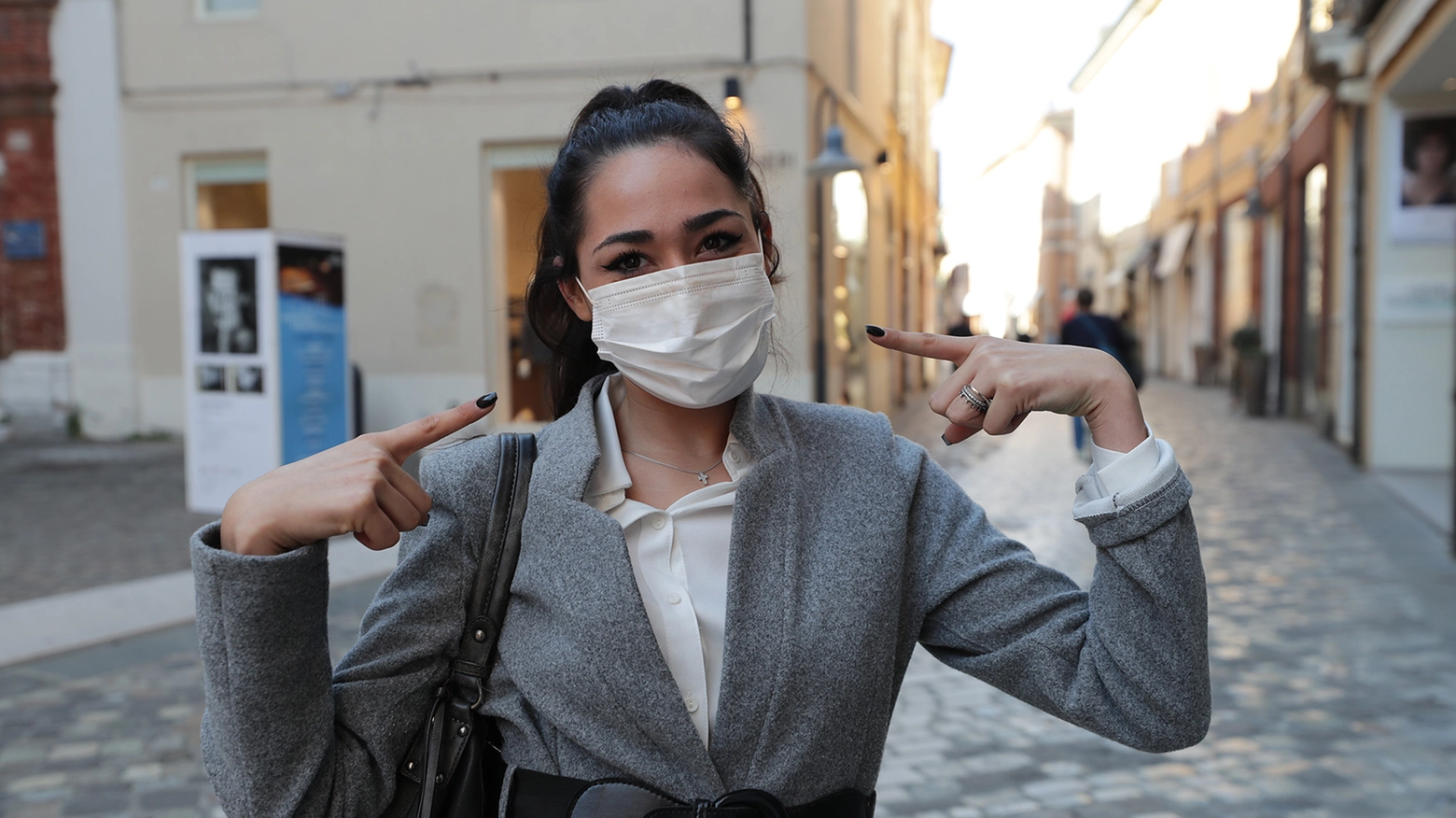 Coronavirus, tra le regole c'è l'obbligo di portare con sé la mascherina (foto Zani)