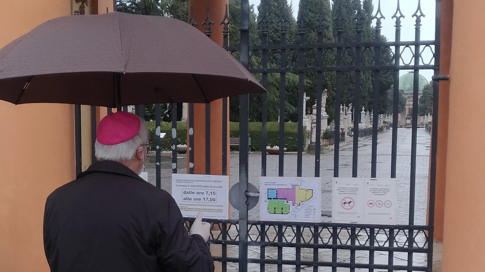 il momento di preghiera del vescovo all'ingresso del cimitero