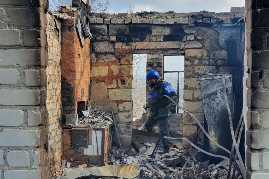 Un edificio sventrato nel Donbass