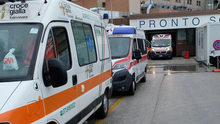 Coronavirus Ancona, a Torrette sette ore in ambulanza (foto Antic)