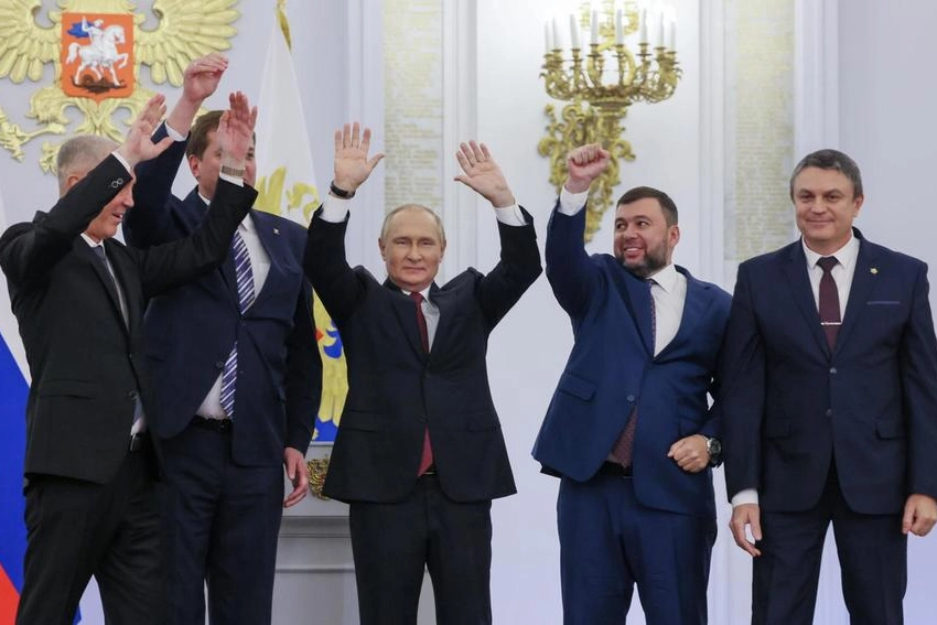 Il presidente russo Vladimir Putin con i capi delle 4 repubbliche ucraine appena annesse
