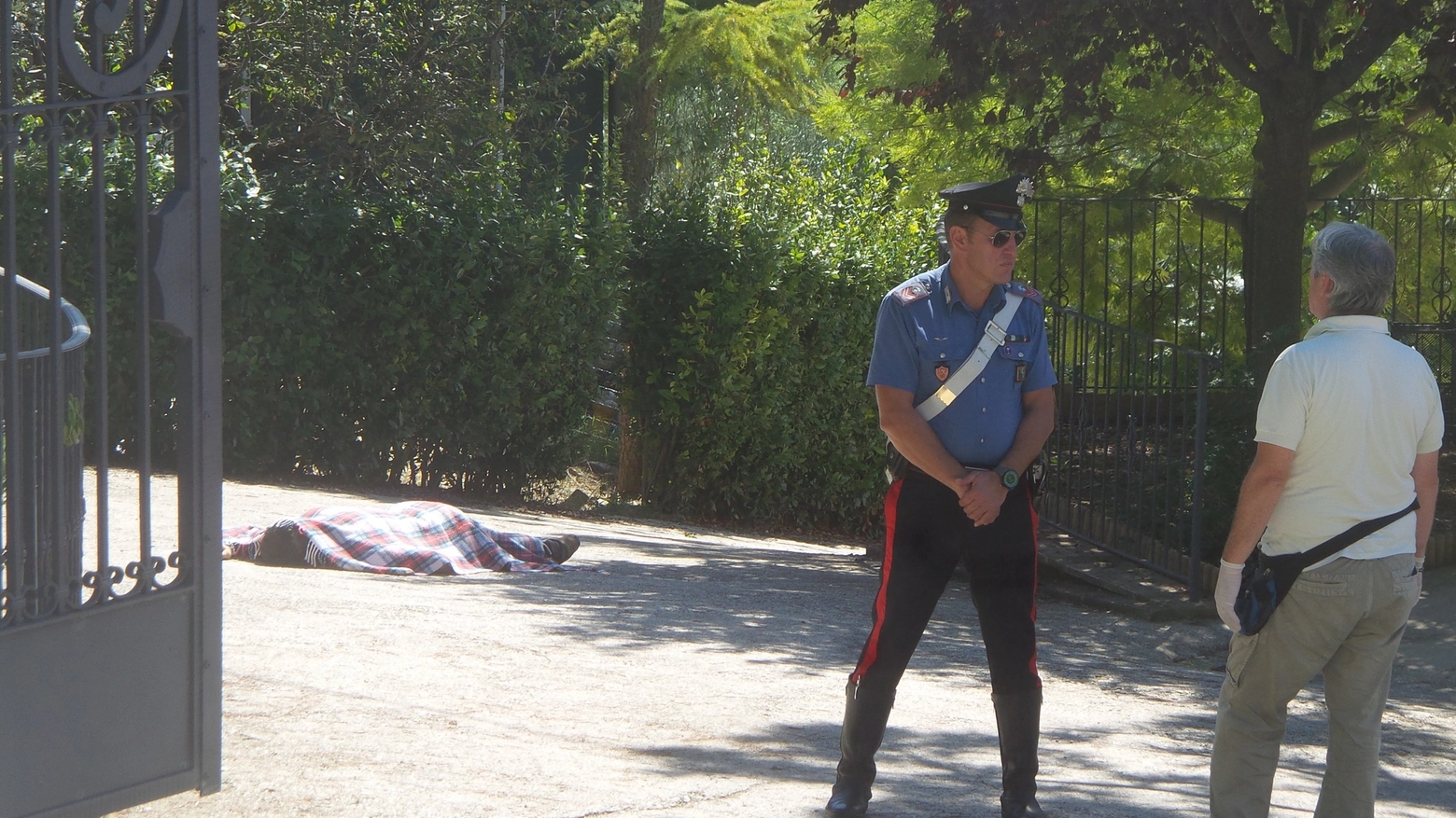 I carabinieri nel luogo della sparatoria a Montone di Fermo (foto Zeppilli)