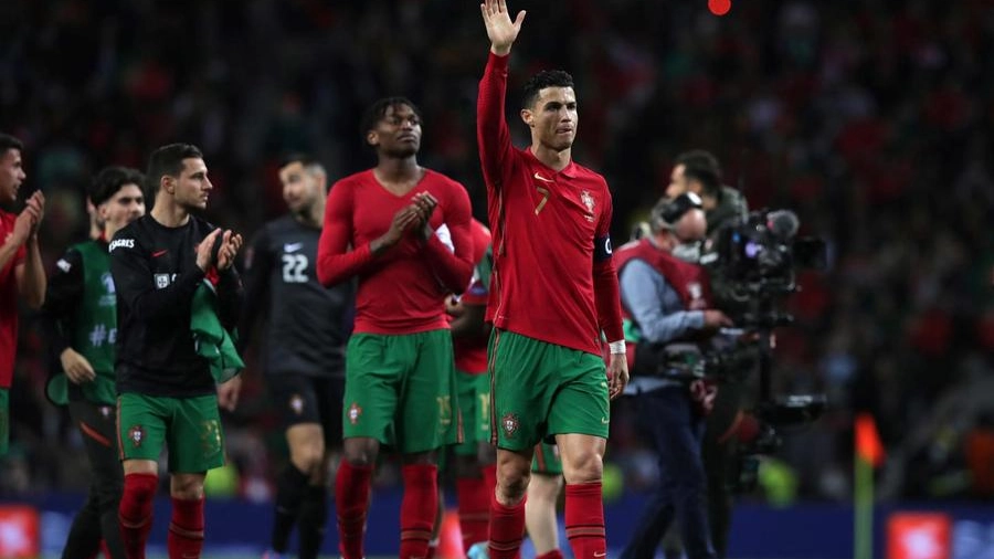 Ronaldo e il Portogallo festeggiano l'accesso alla finale playoff per i Mondiali (Ansa)