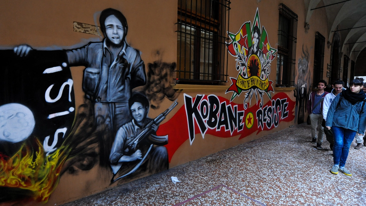 Il nuovo murales in via Zamboni “in solidarietà a Kobane“