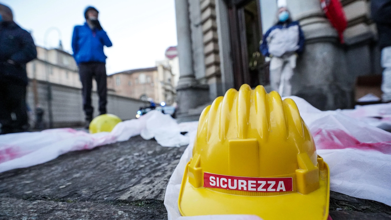 Morti sul lavoro, in Veneto nel 2023 l'incidenza più alta d'Italia. Nella foto un presidio dei sindacati di base per la sicurezza sui luoghi di lavoro