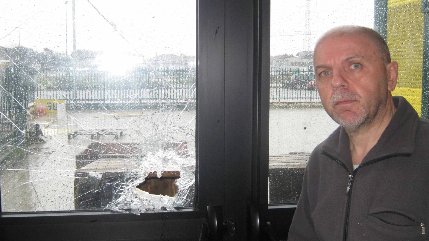Piero Zamagni accanto al vetro sfondato (foto Pasolini)