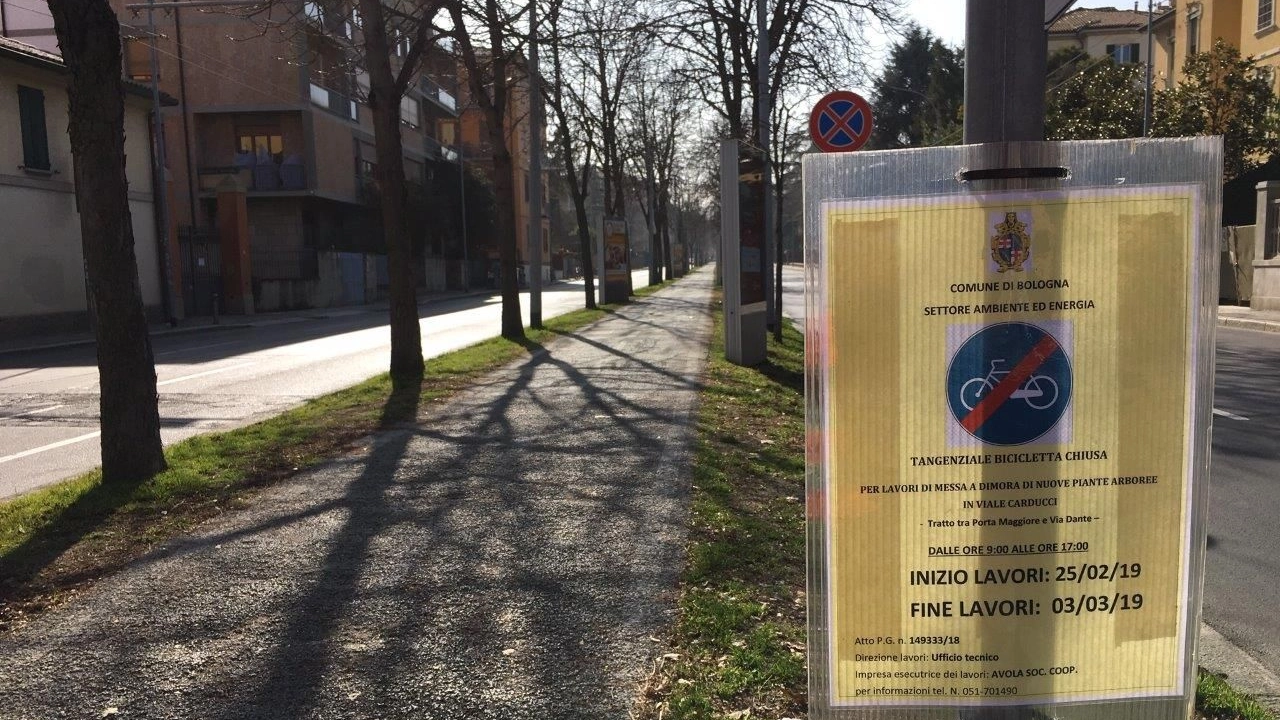 Bologna, il cartello che indica i lavori in viale Carducci