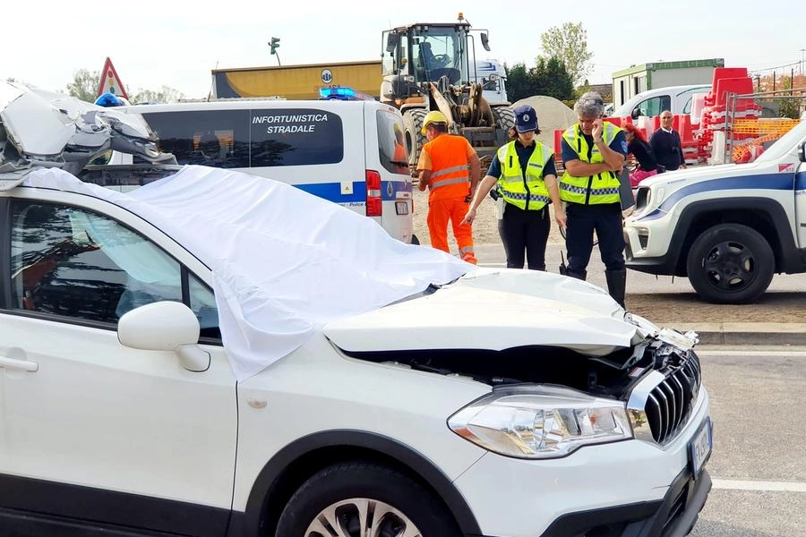L'auto dell'anziano morto nell'incidente con la ruspa (Foto Migliorini)