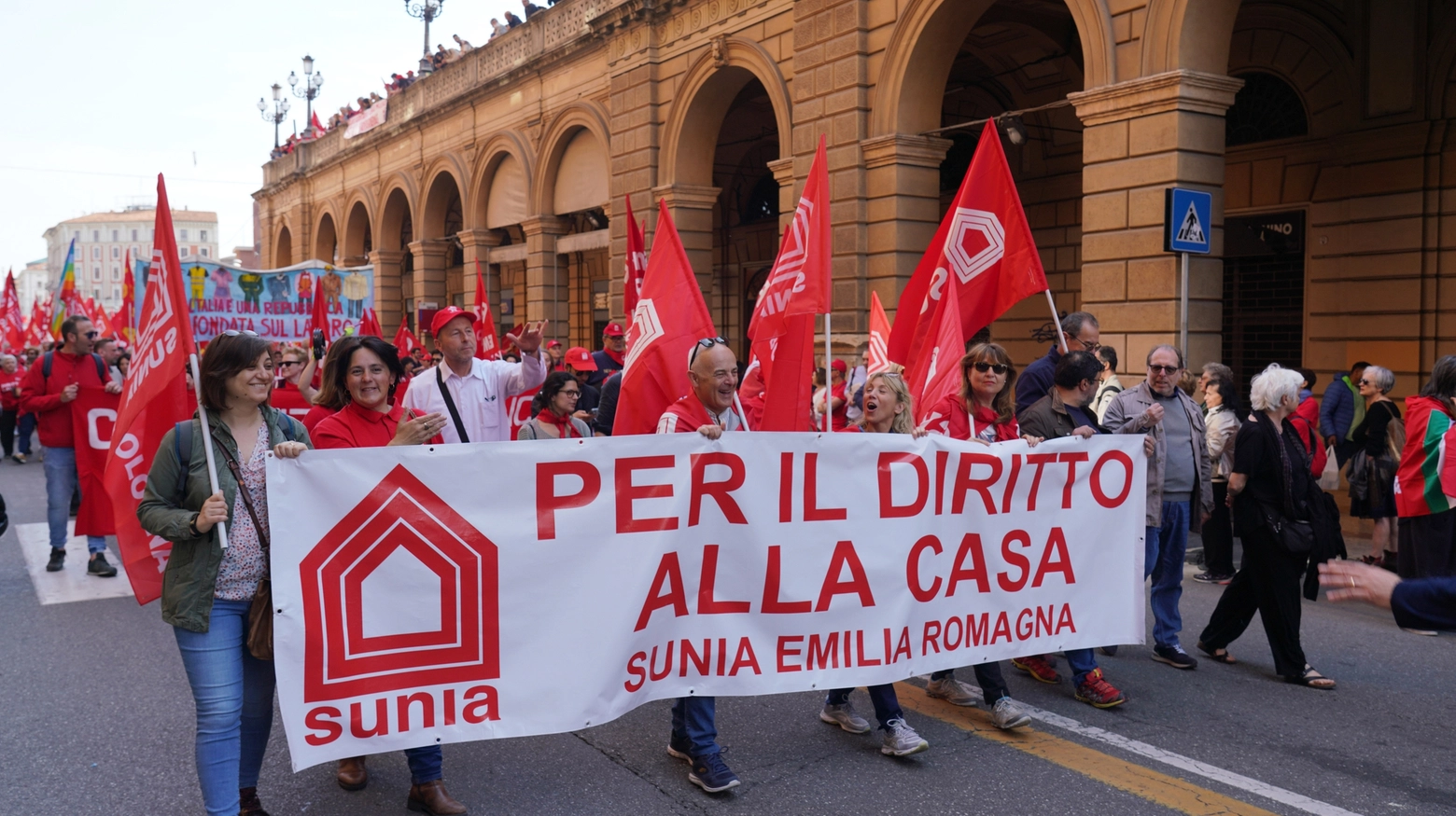 Una manifestazione Cgil a Bologna (foto di repertorio)