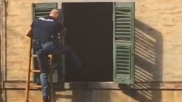 Ancona, i poliziotti entrano nel nascondiglio del latitante dalla finestra