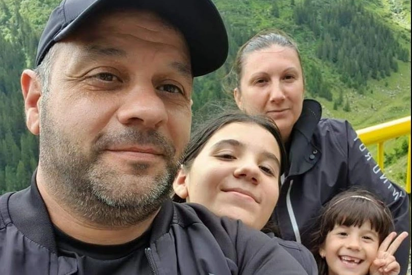 La famiglia romena distrutta nella strage: i coniugi Mircea e Mihaela Ogrezeanu, di 45 e 42 anni, e le figlie Aurora (8) e Georgiana (13)