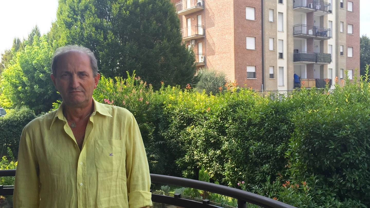 Nicola Gimondo, 61 anni, sul balcone di casa sua