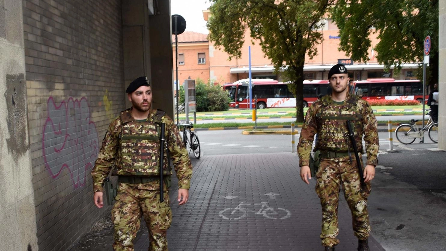 Zona stazione ‘sorvegliata speciale’. Esercito, servizi a piedi al Gad: "Un deterrente, non molliamo"
