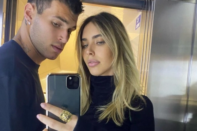 Viktorija Mihajlovic posta su Instagram un selfie con il compagno, il centravanti granata 