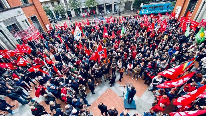 Manifestazione davanti alla sede Cgil di Milano (Foto Facebook Cgil)