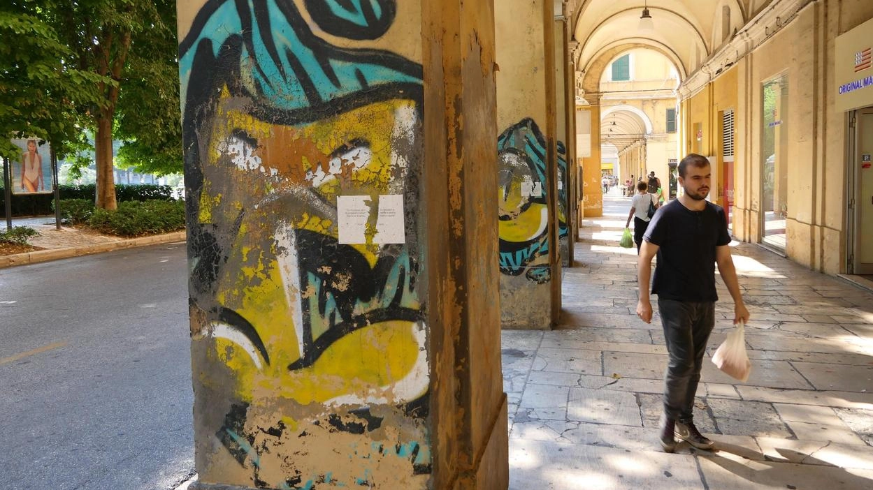 Archi di piazza Cavour. Graffiti, piccioni e degrado, accordo pubblico-privato: "Possiamo dividere le spese"
