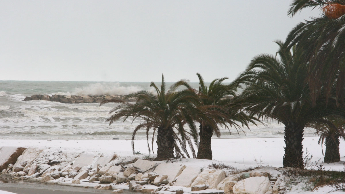La neve copre la spiaggia di San Benedetto del Tronto (Sgattoni)