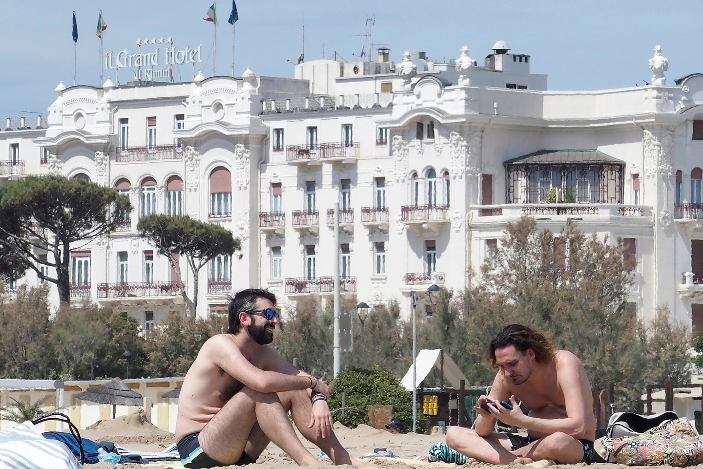 Prime tintarelle e primi selfie sul litorale di Rimini ai tempi della convivenza col virus