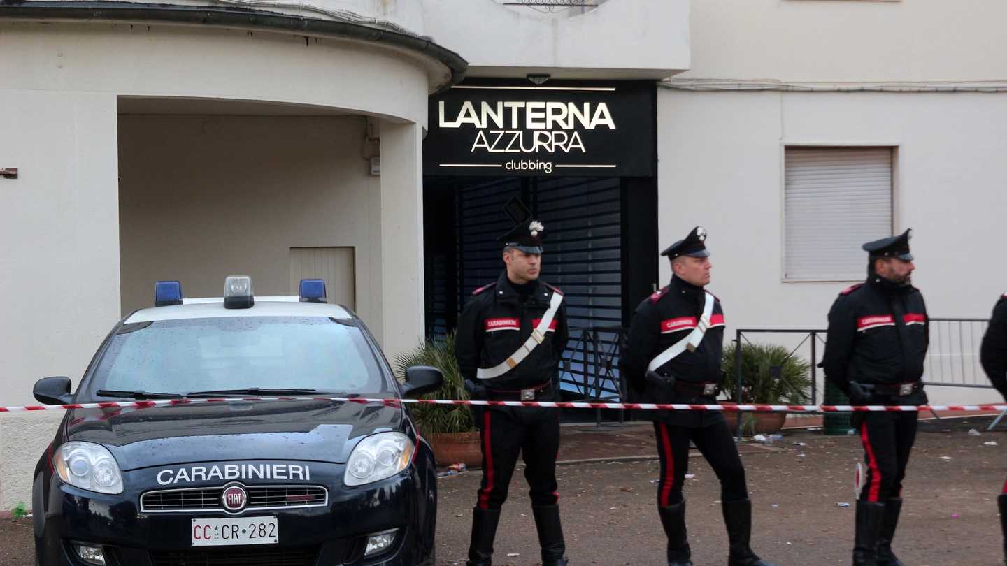 I carabinieri davanti alla Lanterna Azzurra di Corinaldo (Lapresse)