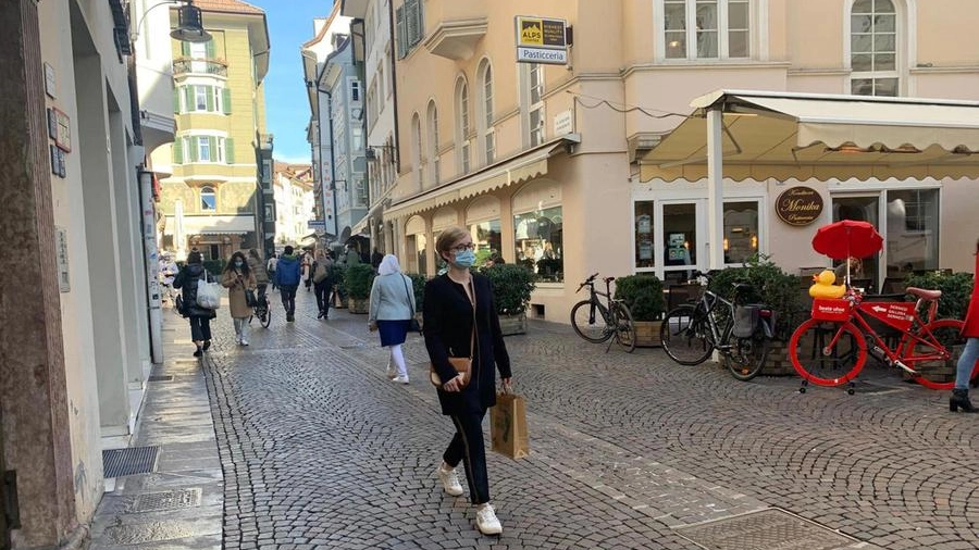 Persone a passeggio a Bolzano