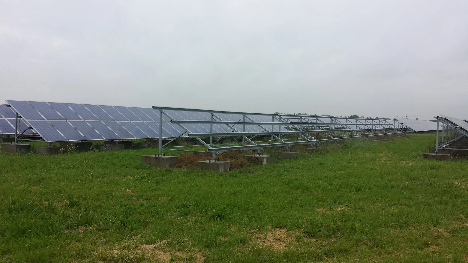 Formigine, il campo dove sono stati rubati i pannelli solari (foto Annese)