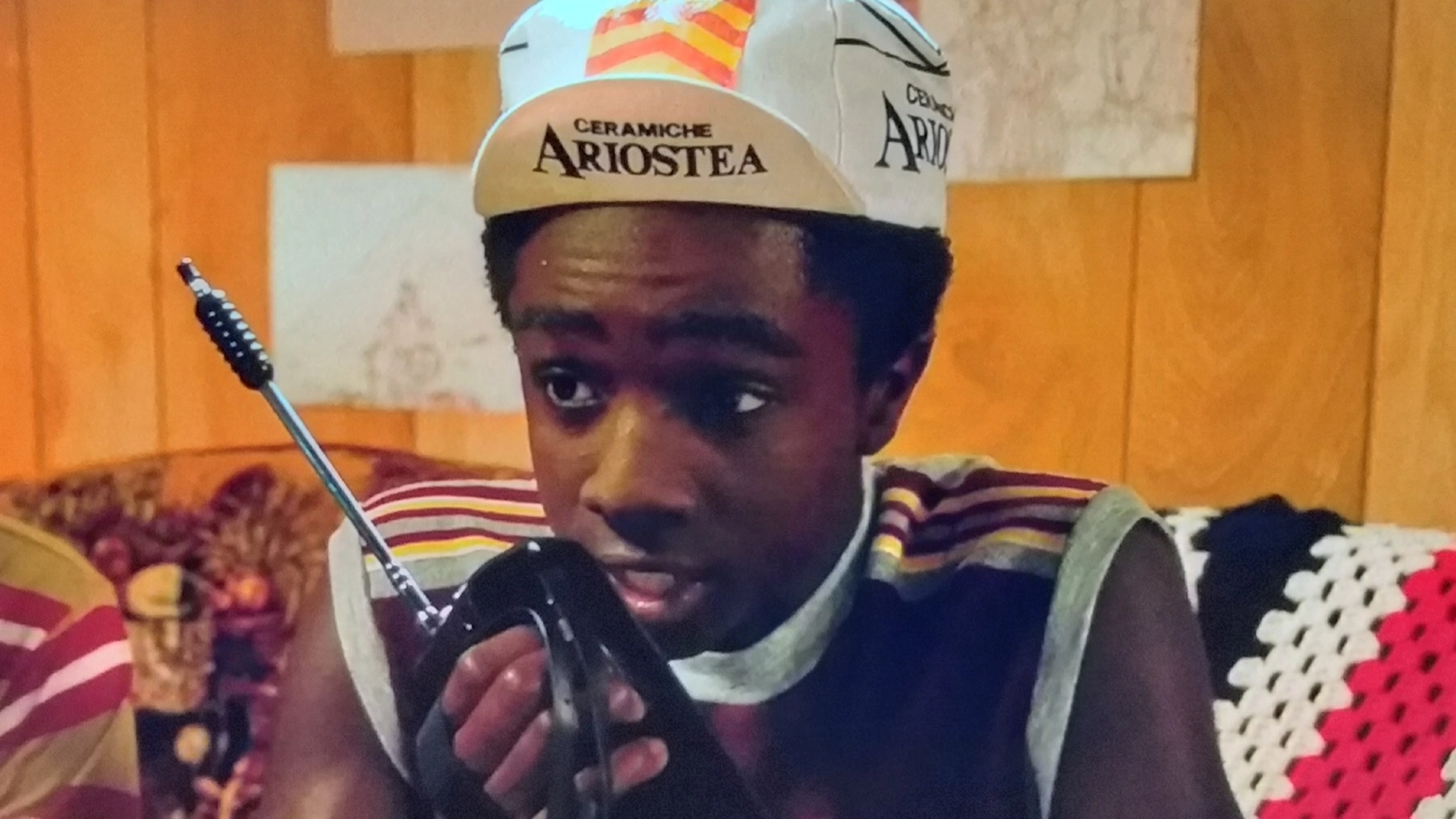 Lucas con il berrettino della ceramica Ariostea (foto Netflix)