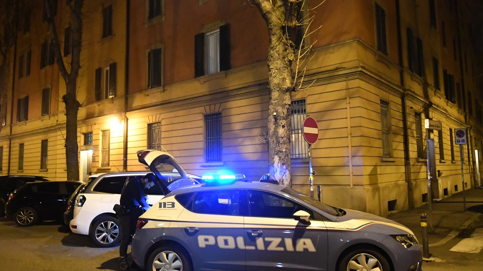 La polizia in via Sante Vincenzi (foto Schicchi)