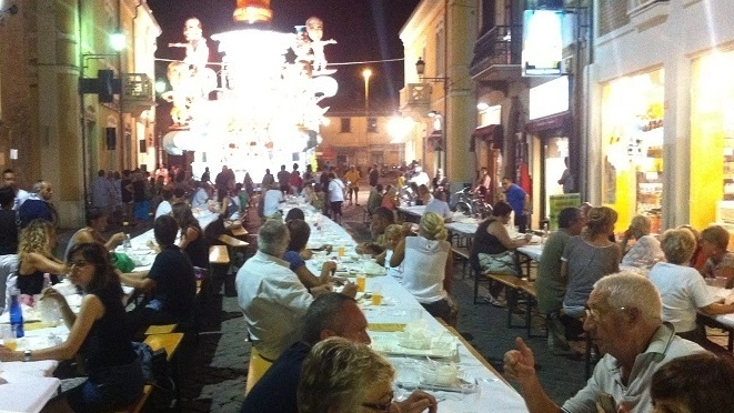 Una tavolata nel centro storico in occasione del carnevale estivo, iniziativa che per ora non ha suscitato critiche
