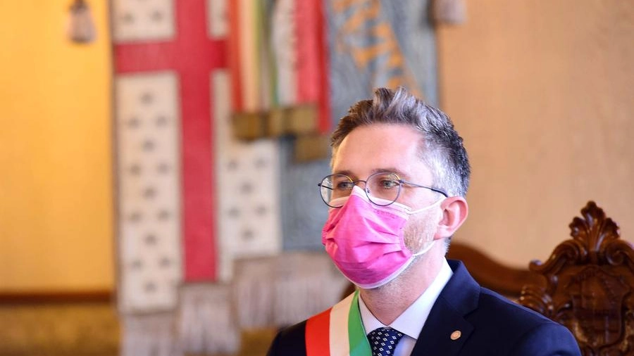 Bologna, Matteo Lepore e la sua mascherina rosa