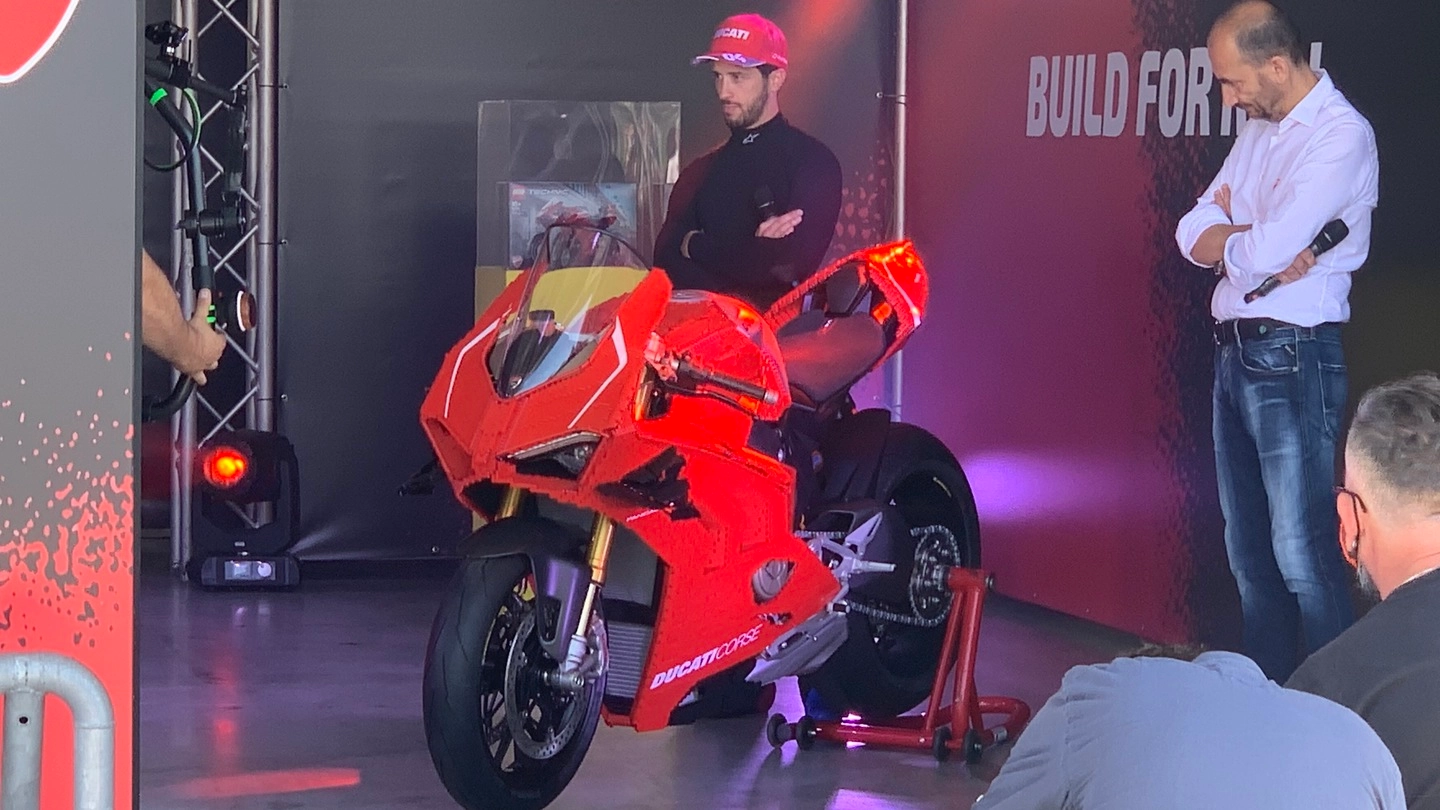 Andrea Dovizioso e il Ceo Ducati Claudio Domenicali accanto alla moto di Lego