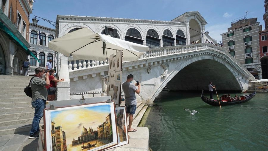 Zona bianca a Venezia: tornano i turisti (Ansa)