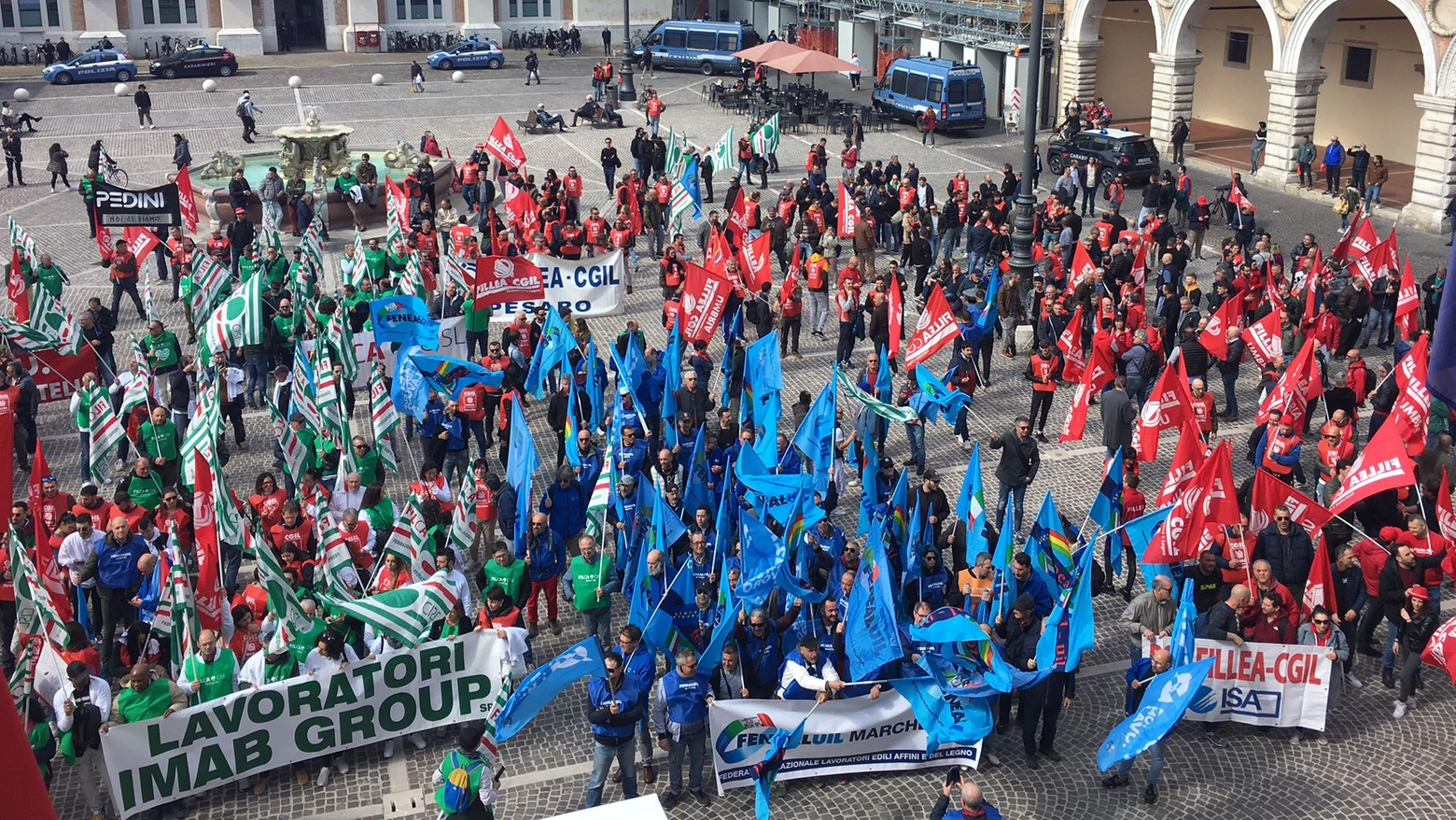In piazza del Popolo si sono radunati circa duemila lavoratori: chiedono un aumento dei salari. Arrivati 10 pullman anche da Abruzzo, Molise e Umbria
