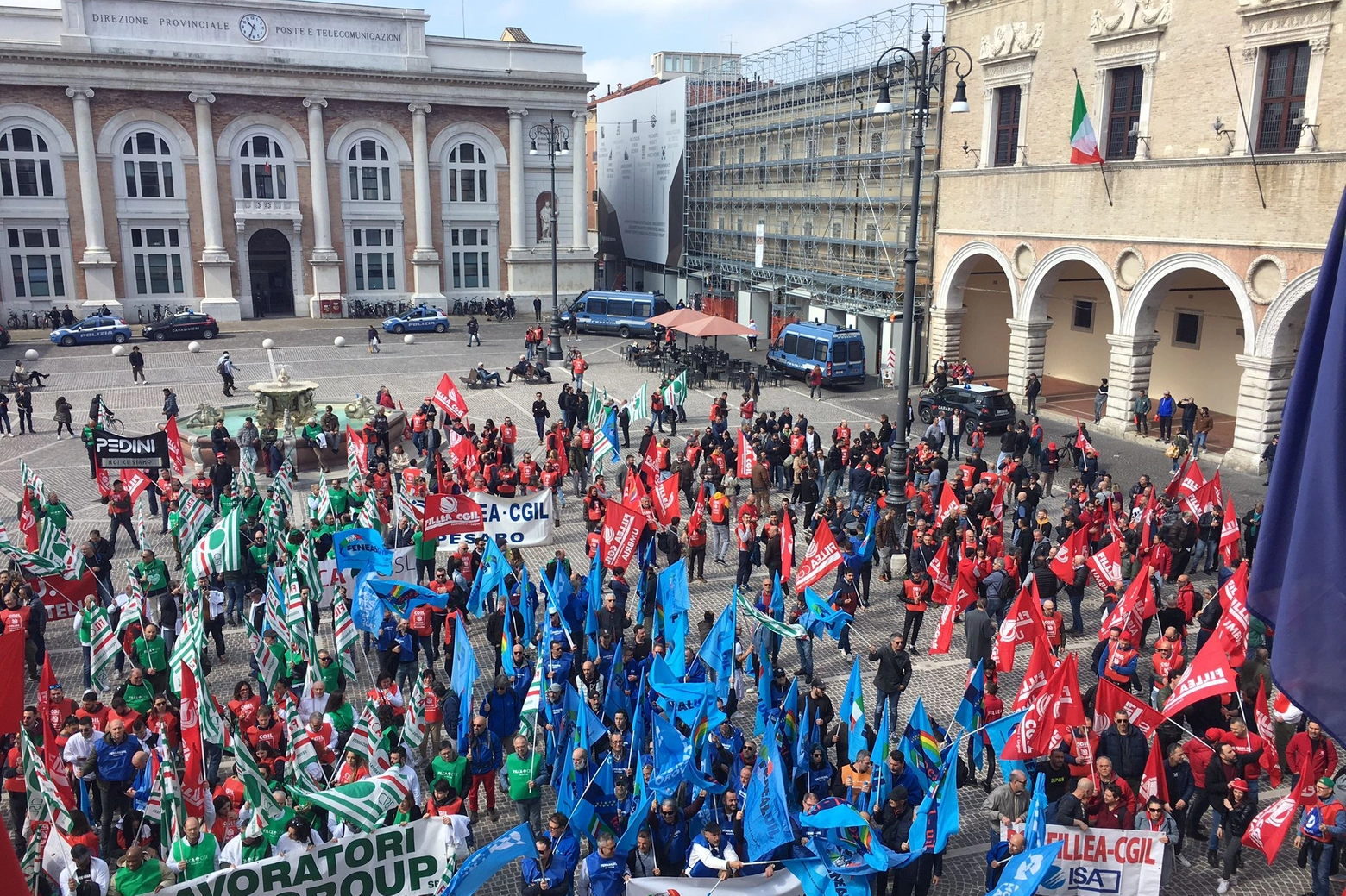In piazza a Pesaro i lavoratori del settore del mobile