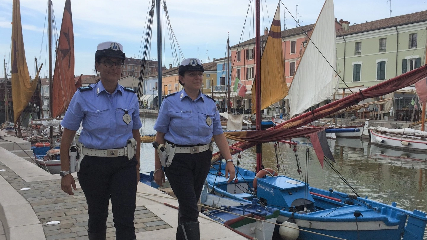 Cesenatico, la polizia municipale lungo il Porto Canale 